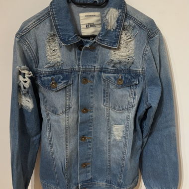 Veste en jean déchirée