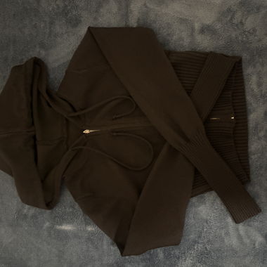 Maglione in maglia nera con cappuccio