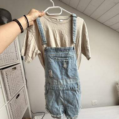 Salopette en jean avec t-shirt