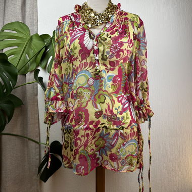 Flattering chiffon shirt with floral pattern
