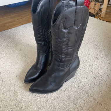 Black cowboy boots