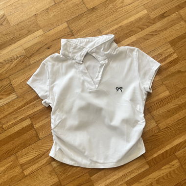 Weisses kurzarm Shirt mit Kragen