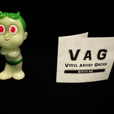 VAG Vinyl Artist Gacha HAPY (Verde GID) – Serie 42