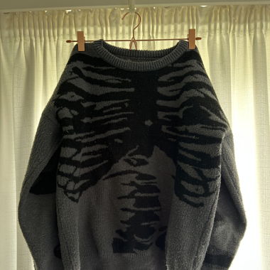Oversized Sweater mit Skelettmuster