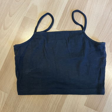 Top corto grigio con spalline