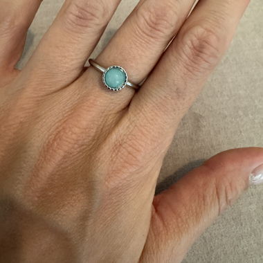 Anello con pietra turchese e finitura argento
