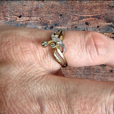 Anello dorato con pietre