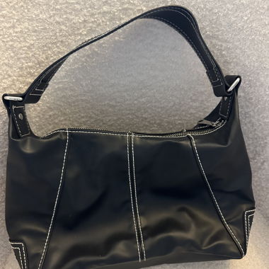 Borsa a tracolla nera con cuciture a contrasto