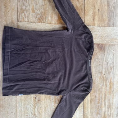Top a maniche lunghe marrone