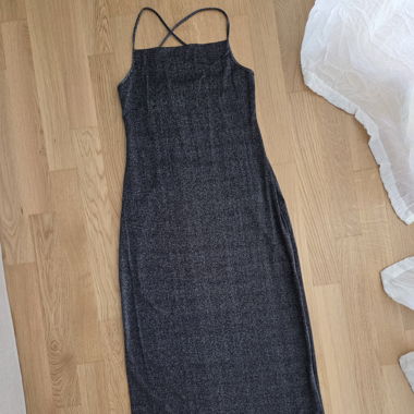 Robe spaghetti à paillettes