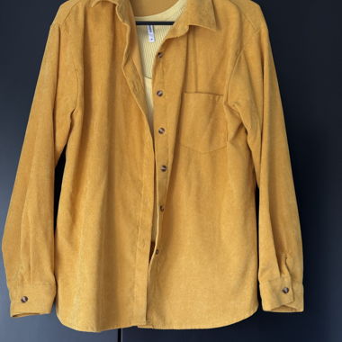 Chemise en velours côtelé jaune moutarde
