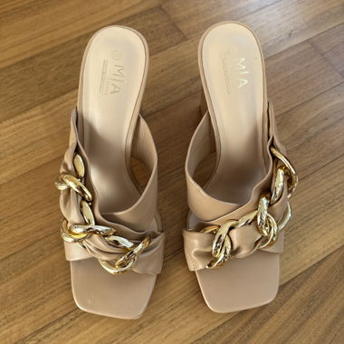 Sandali mule con catena beige