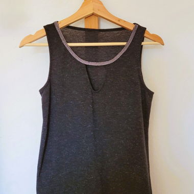 Top con dettagli in strass sullo scollo
