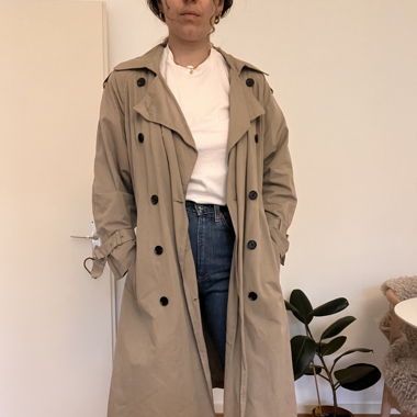Frühlingshafter Trenchcoat