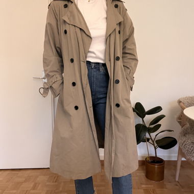 Frühlingshafter Trenchcoat