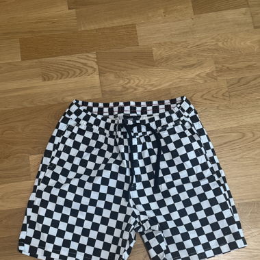 Short Vans black and white