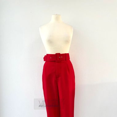 Anzughose in rot mit breitem Gürtel