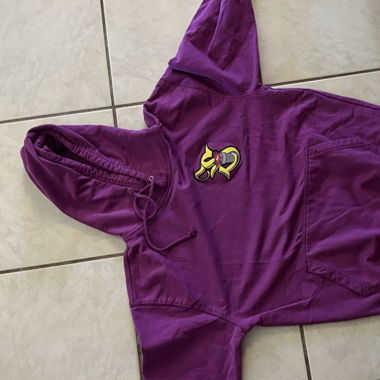 Violette Kapuzenjacke