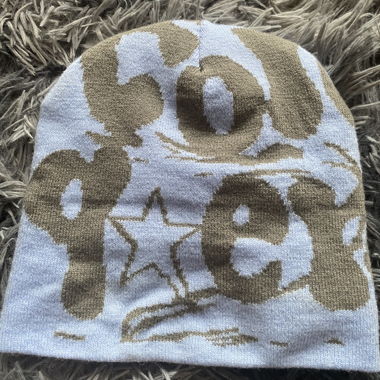 Bonnet bleu clair avec motif de lettres gris