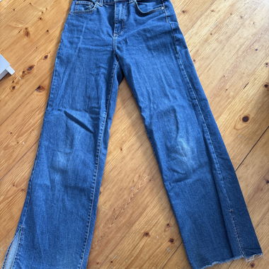 Weite Jeans mit Schlitz