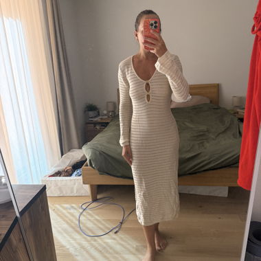 Beige Häkelkleid mit langen Ärmeln