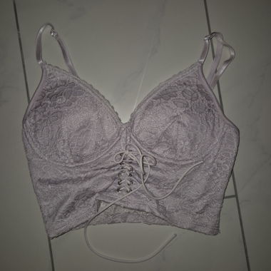 Top in pizzo con laccetti
