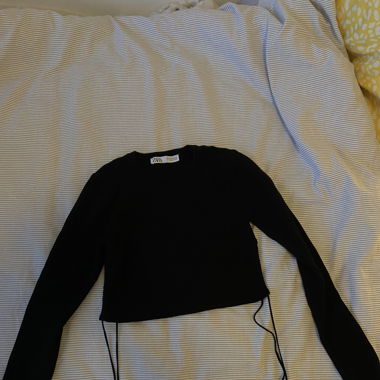 Cropped ZARA shirt with threads around the waist 
