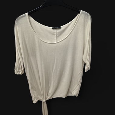 T-shirt bianco con nodo