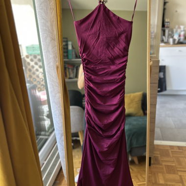 Bordeauxfarbener Satin-Kleid von Zara