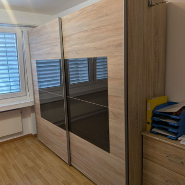 Kleiderschrank mit Schiebetür