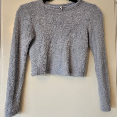Pull court duveteux bleu clair