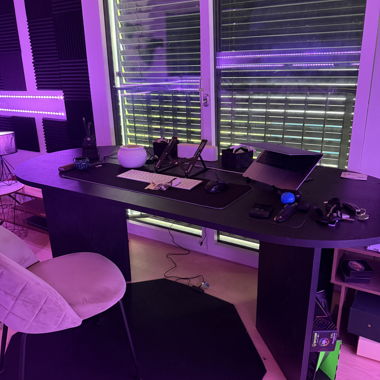 Schwarzer Bürotisch