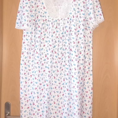 Camicia da notte bianca con fiori