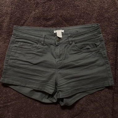 khaki shorts 