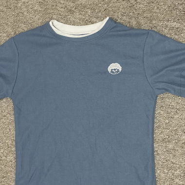Blaues T-shirt