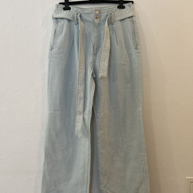 Weite Denim-Hosen aus hellem Jeansstoff