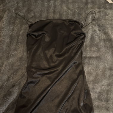 ROBE NOIR SATIN COURTE