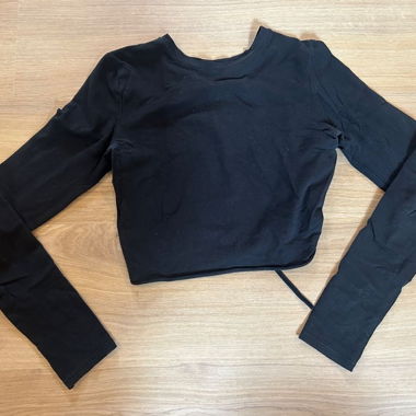 T-shirt nero a maniche lunghe super cool con schiena scoperta