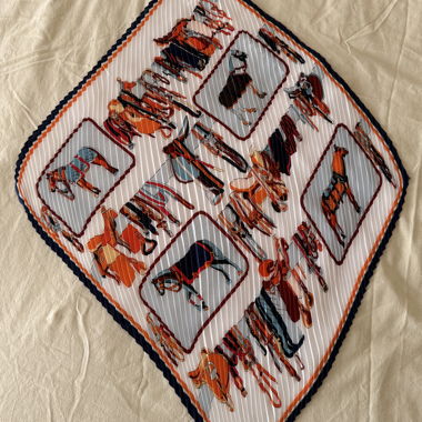 Gesäumter Satin-Schal mit Print