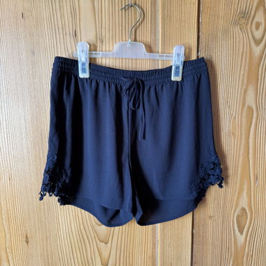 Shorts con dettaglio in pizzo