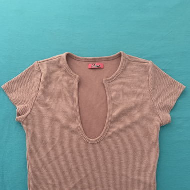 Top corto con scollatura