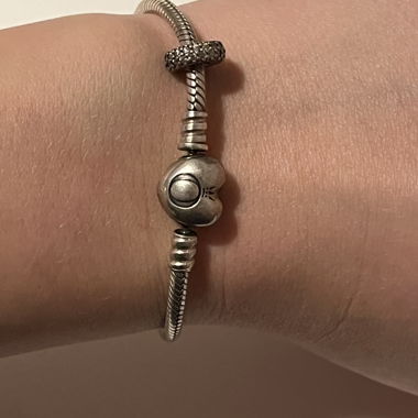 Pandora-Armband mit Charm