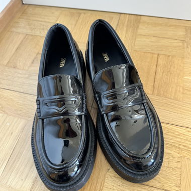 Zara schwarze Lack-Mokassins