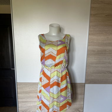 Farbiges asymmetrisches Kleid 