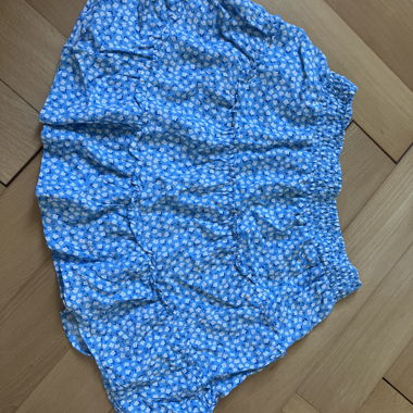 Jupe bleue à fleurs