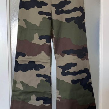 Sehr schöne Hose. Ausgestelltes Bein und umgeschlagener Saum.