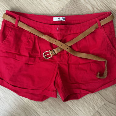 Pantaloncini da donna rossi con cintura