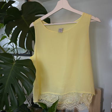 Gelbe Bluse