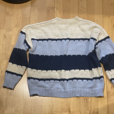 Maglione in maglia a righe blu e bianche