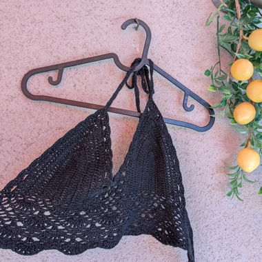 Top corto all'uncinetto nero a collo halter